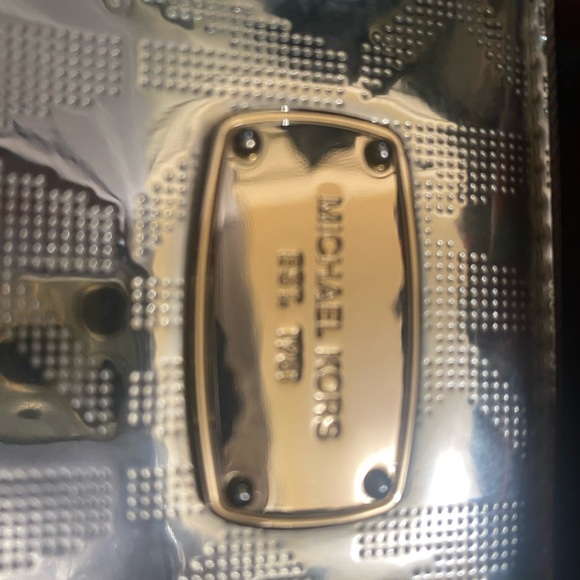 Shiny gold Michael Kors wrist wallet! - Picture 11 of 13